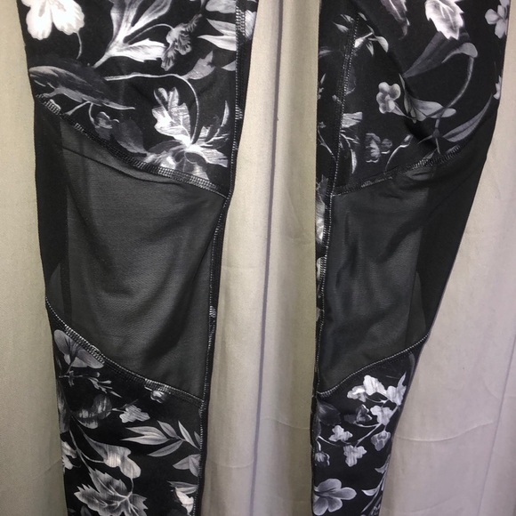 Black and white athletic leggings - Picture 3 of 3